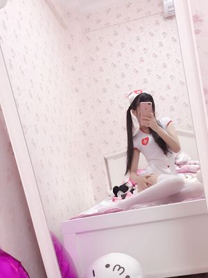 粉红和纯白护士服